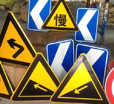 梁河标识标牌中颜色的确定是很重要的。